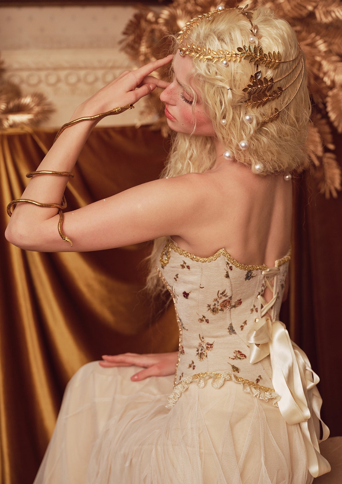 愛がやってくる」コルセット