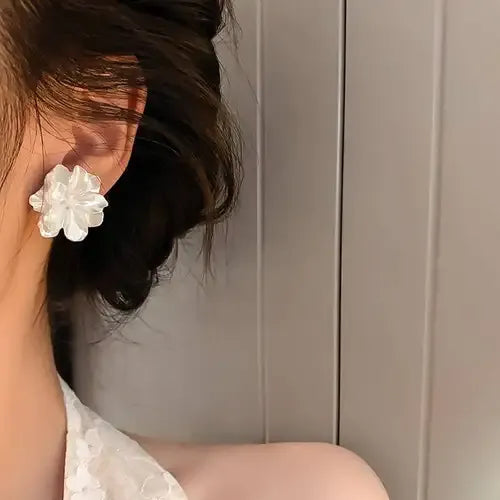 ピュアホワイト二重花びらピアス（限定イベント）